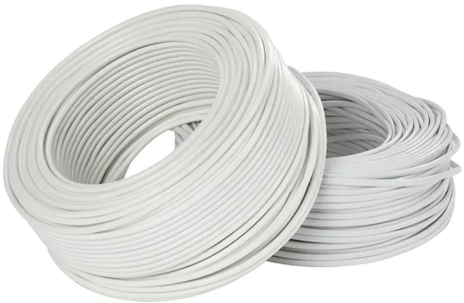 To ruller hvid elektrisk ledning, pænt oprullet. Glat og holdbar isolering, velegnet til indendørs installationer. Perfekt til bolig- eller erhvervsinstallationer og generelle el-projekter.