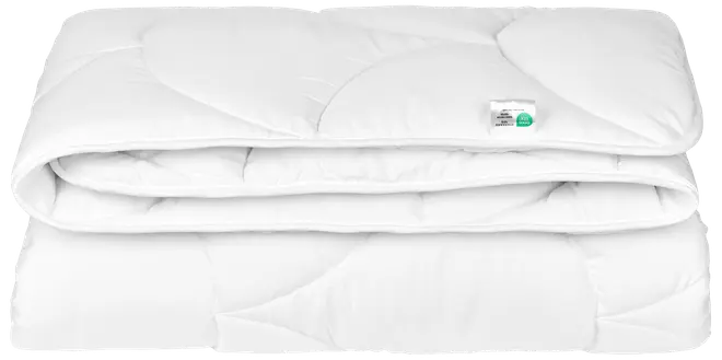 Vit, quiltad täcke, snyggt vikt. Mjuk, fyllig stoppning och slät yta. Litet produktmärke syns. Perfekt för sängkläder, ger värme och komfort till enkel- eller dubbelsäng.