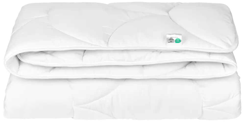 Hvid quiltet dyne, pænt sammenfoldet. Blød, fyldig polstring og glat stof. Har et lille produktmærke. Perfekt til sengetøj, giver varme og komfort til enkelt- eller dobbeltsenge.