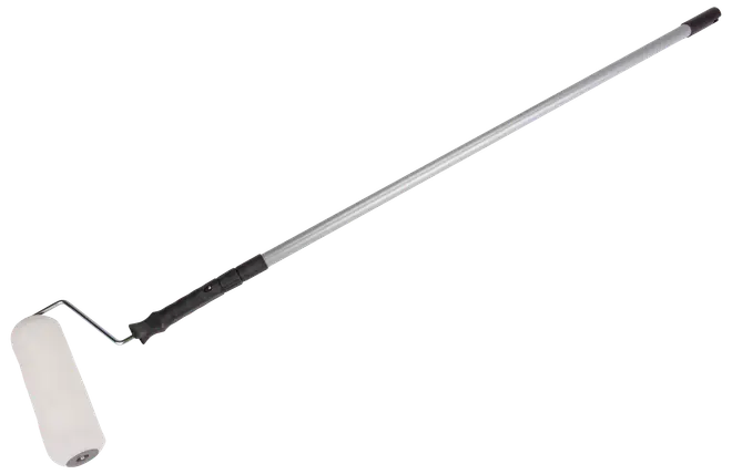 Målarroller med långt, teleskopiskt metallhandtag och vitt skumgummihuvud, perfekt för målning av väggar och tak, ger enkel åtkomst till höga ytor.