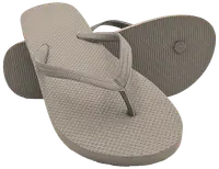 Et par lysegrå klipklapper med teksturerede gummisåler og mønstrede remme. Enkel, slip-on model, velegnet til afslappet brug, strand eller pool. Holdbare og lette at rengøre.