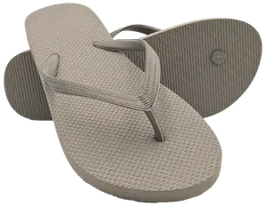 Et par lysegrå klipklapper med teksturerede gummisåler og mønstrede remme. Enkel, slip-on model, velegnet til afslappet brug, strand eller pool. Holdbare og lette at rengøre.