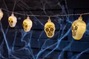Ljusslinga med dödskalleformade lampor, dekorerade med svarta Day of the Dead-mönster. Ger varmt sken, perfekt för Halloween eller temafester. För inom- eller utomhusbruk.