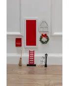 Miniatyr tomtedörrset med röd dörr, fönster, brevlåda, krans, kvast, stege, lyktstolpe och snöre. Perfekt för juldekoration på vägg eller golv.