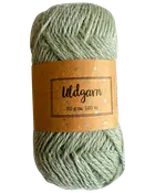 Lysegrønt garnnøgle med papiretiket med teksten Uldgarn, 50 g ca. 120 m.