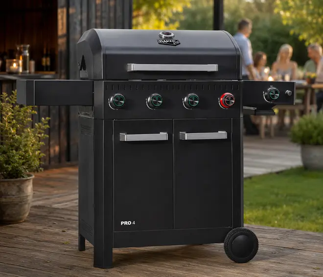 Sort gasgrill med fire kontrolknapper, to sidehylder, dobbeltlåge opbevaringsskab og termometer på låget. Robuste hjul for nem flytning. Moderne, stilrent udendørs design.