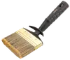 Flad pensel med 70 mm bred børste, guldfarvet metalbånd og ergonomisk sort plastgreb med fingerfordybninger. Velegnet til maling af større overflader.