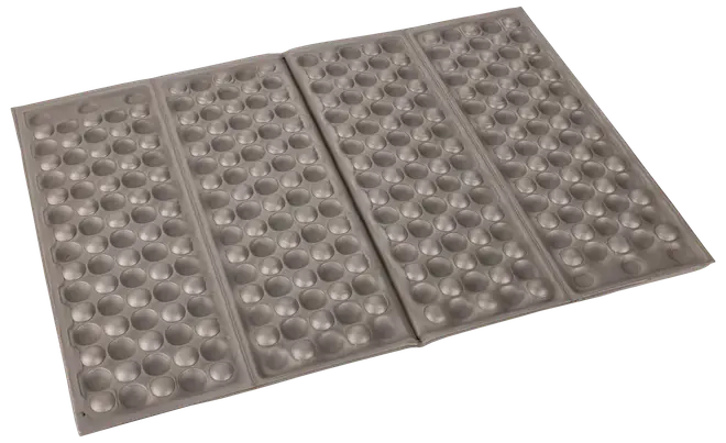 Grå silikone bageform med fire sektioner, hver med mange runde fordybninger til små kager, chokolade eller slik. Non-stick, fleksibel og nem at rengøre.