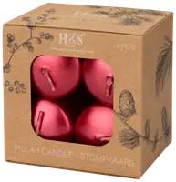 Sæt med fire røde bloklys i dekorativ papæske med kogler og grengrafik. Lysene er runde, uden duft og velegnede til festlige eller daglige lejligheder.