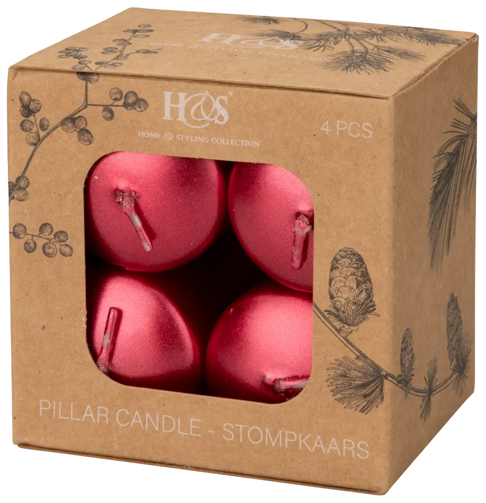 Sæt med fire røde bloklys i dekorativ papæske med kogler og grengrafik. Lysene er runde, uden duft og velegnede til festlige eller daglige lejligheder.