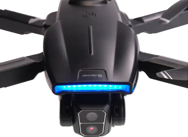 Sort foldbar drone med frontvendt kamera, blå LED-lyslinje og synlig tænd/sluk-knap. Har kantede arme og et slankt, moderne design til luftfotografering.