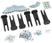 Monteringssats med fem svarta plastdistans, olika skruvar, muttrar och brickor i metall. Alla delar är tydligt organiserade och synliga.