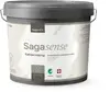 9-liters spand Sagacolor Sagasense vægmaling, glans 5, til indendørs vægge. Mat finish, Svanemærket, produceret i Danmark. Gråt låg og sidehåndtag.