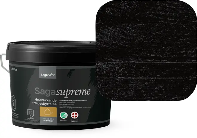2,5 liters spand Saga Supreme heldækkende træbeskyttelse i dyb sort. Til udendørs træværk, miljømærket, med prøve af malingens blanke sorte finish vist.