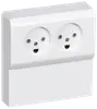 Hvid tredobbelt stikkontakt til vægmontering med tre runde udtag, egnet til europæiske stik. Overflademonteret design i holdbar plast med et rent, moderne udseende.