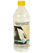 1-liters flaske med demineraliseret vand, gul låg, mærket til brug i dampstrygejern for at forhindre kalkaflejringer og sikre optimal ydeevne.