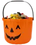 Orange plasthink med svart handtag, utformad som en pumpa med ansikte, fylld med blandade färgglada gelégodisar. Perfekt för Halloween eller godisförvaring.
