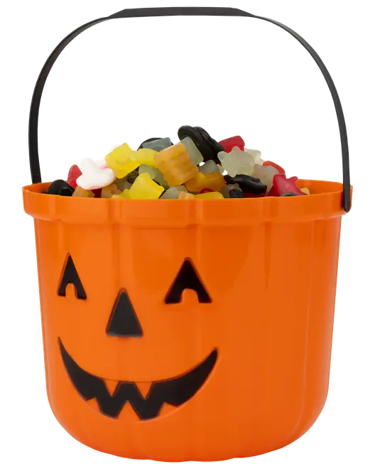 Orange plasthink med svart handtag, utformad som en pumpa med ansikte, fylld med blandade färgglada gelégodisar. Perfekt för Halloween eller godisförvaring.