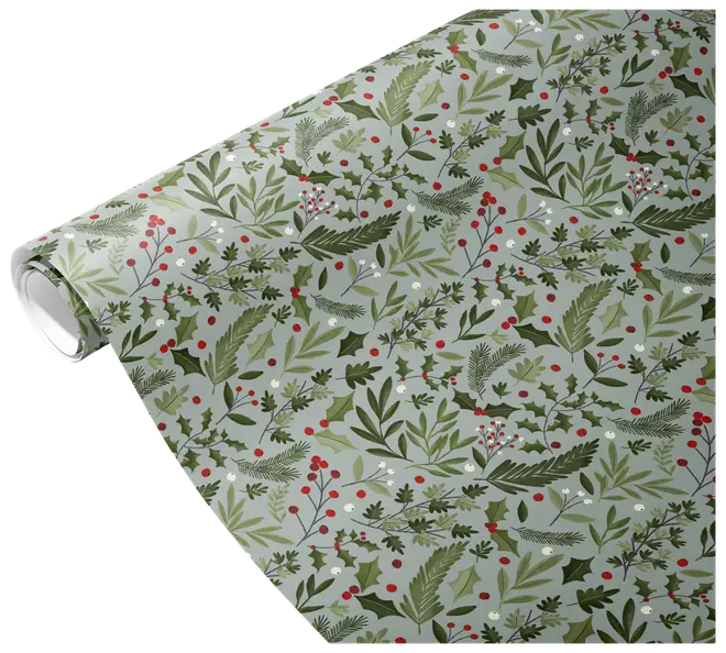 Rulle presentpapper med festligt botaniskt mönster av gröna blad, järnek, grankvistar och röda bär på ljus bakgrund. Passar till julklappar.