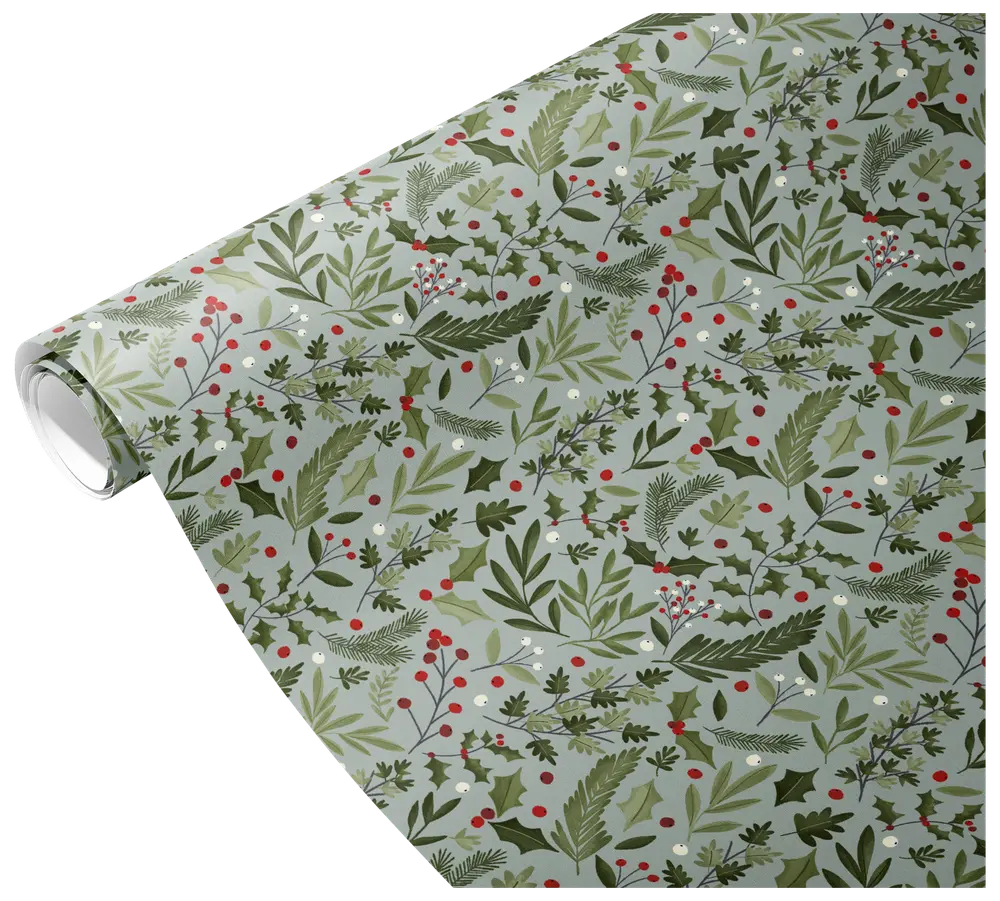 Rulle presentpapper med festligt botaniskt mönster av gröna blad, järnek, grankvistar och röda bär på ljus bakgrund. Passar till julklappar.