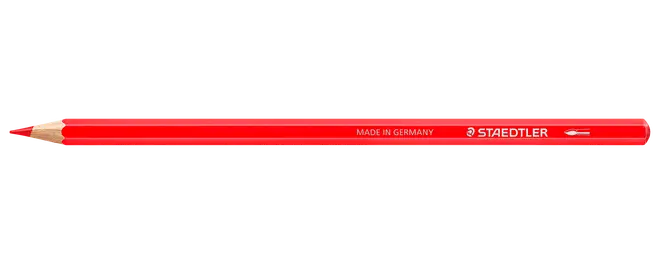 Rød STAEDTLER træblyant med spids grafitspids, sekskantet krop og sølvlogo, mærket Made in Germany.
