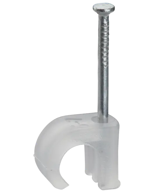 Plastkabelklämma med förmonterad metallspik, avsedd för att fästa kablar på väggar eller ytor. Halvcirkelformad, passar standardkablar, för snygg kabelhantering.