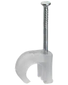 Plast kabelklips med indsat metal søm, beregnet til fastgørelse af kabler på vægge eller overflader. Halvcirkelformet, passer til standardkabler, ideel til kabelstyring.