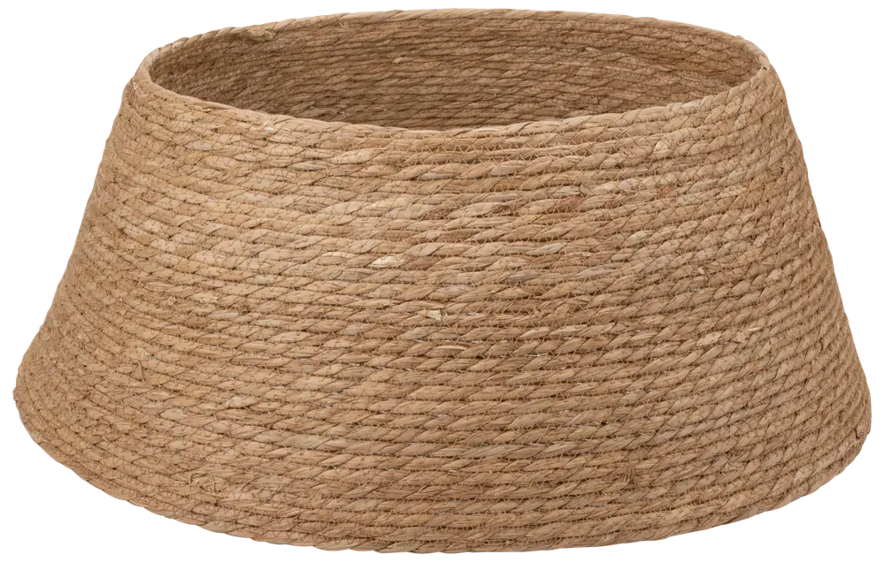Naturlig flätad julgranskrage av jute, konisk form, ljusbrun färg, öppen upptill och nedtill, täcker julgransfoten.