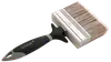 Bred pensel med syntetiske børster, sort og gråt ergonomisk håndtag med 'Schuster' mærke og metalbånd. Velegnet til store flader. Håndtaget har ophængshul.