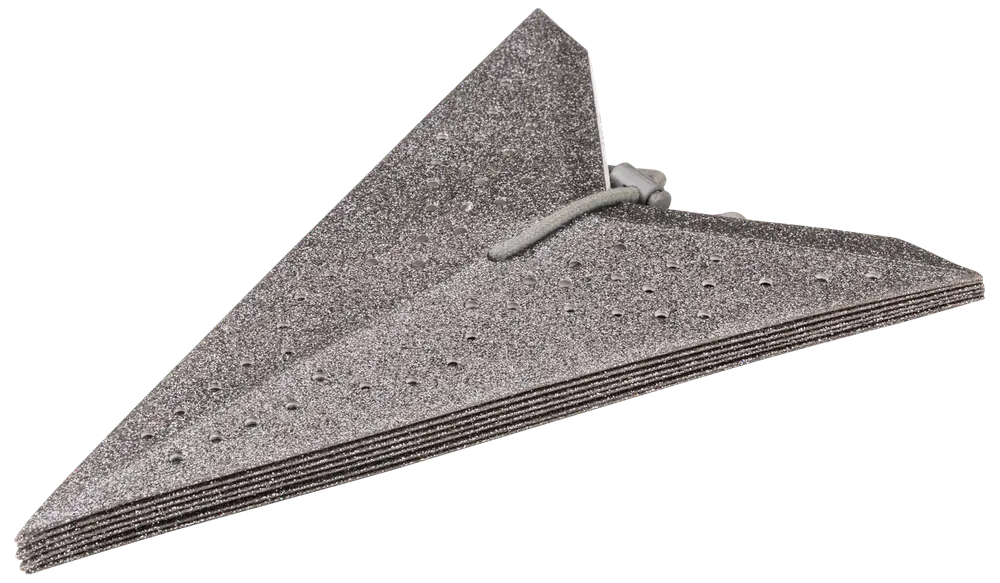 Förpackning med trekantiga slippapper med förskurna hål för dammutsug, passar detaljslipmaskiner. Medelgrov yta, flexibel och hållbar för trä, metall eller färgborttagning.