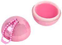 Rund lyserød plastik kapsel med aftageligt låg og perlekæde. Kapslen kan åbnes til opbevaring af småting, ideel til legetøj, tilbehør eller festgaver.