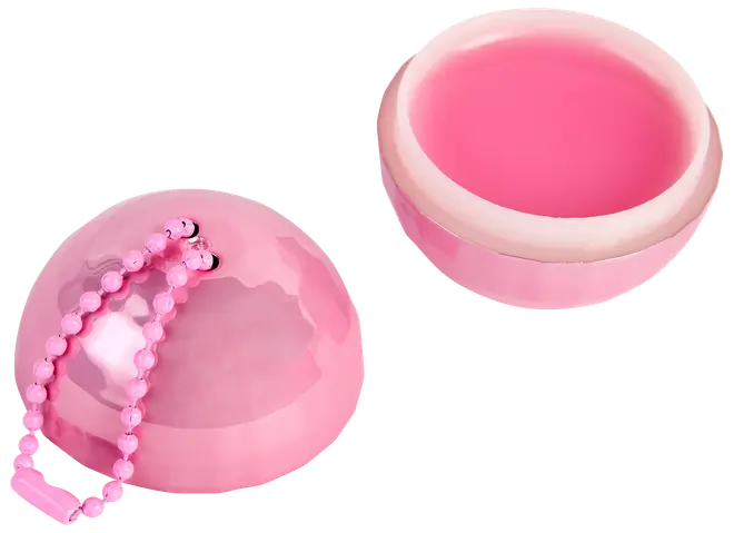 Rund lyserød plastik kapsel med aftageligt låg og perlekæde. Kapslen kan åbnes til opbevaring af småting, ideel til legetøj, tilbehør eller festgaver.