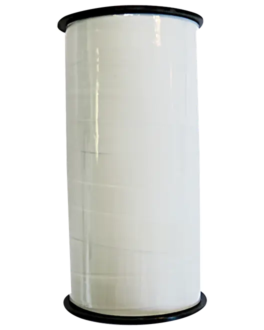 Stor spole med hvid polyestertråd, tæt viklet, med sorte plastender. Velegnet til industriel syning, broderi eller håndarbejde, der kræver stærk og holdbar tråd.