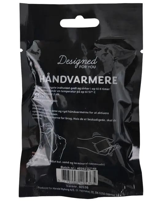 Förpackning med två engångshandvärmare, svart förpackning, märkt "Designed For You HÅNDVARMERE". Ger upp till 6 timmars värme, når 57°C, aktiveras genom att skakas.
