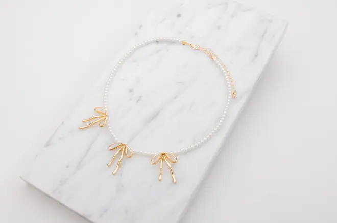 Halsband med pärlor och rosetter - guld