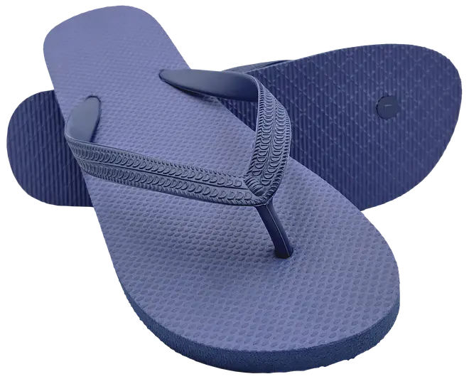 Blå flip-flops med mönstrad sula och rem. Tillverkade i gummi, lätta och bekväma, perfekta för strand eller vardagsbruk.