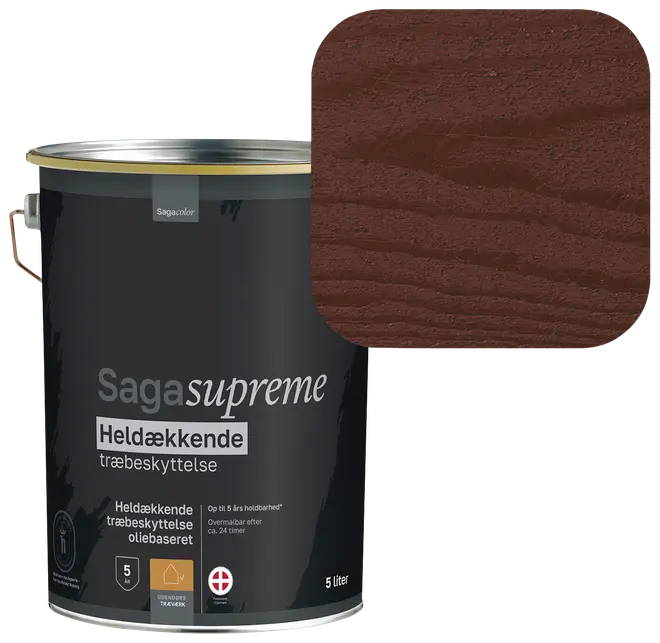 Saga Supreme oliebaseret heldækkende træbeskyttelse, 5 liter, i en dyb brun farve. Sort dåse med hvid tekst og farveprøve af slutresultatet.