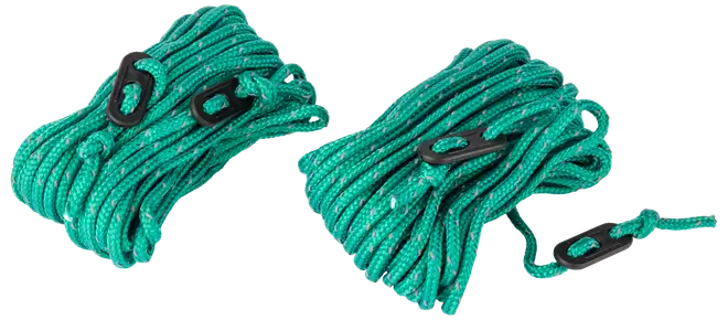 Två buntar grön flätad lina med svarta plastspännare, perfekta för att säkra tält eller presenningar. Hållbara, lätta och enkla att justera för utomhusbruk.