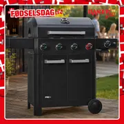 Sort BakerGrill grill med 4+1 brændere på træterrasse