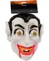 Plastmask för Halloween med spetsiga öron och svart hår, utformad som en klassisk vampyr. Passar till maskerader eller bus-eller-godis. En storlek passar de flesta.