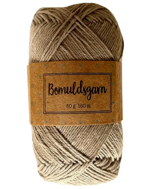 Beige bomuldsgarn-nøgle med brun label med teksten Bomuldsgarn, 50 g, 160 m.