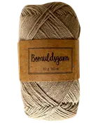 Beige bomuldsgarn-nøgle med brun label med teksten Bomuldsgarn, 50 g, 160 m.