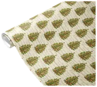 Rulle med gräddfärgat julklappspapper, upprepat mönster av dekorerade julgranar och texten "Merry Christmas" i elegant stil, perfekt för presentinslagning.