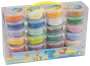 Sæt med 24 bøtter let ler i forskellige farver, pakket i en klar plastkasse med gult håndtag. Perfekt til kreativ leg og modellering. Hver bøtte har låg.