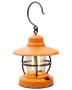 Orange LED campinglanterne med bred top, gennemsigtig cylinderformet krop, sort beskyttelsesbur, ophængskrog og tænd/sluk-knap i bunden. Velegnet til udendørs brug.