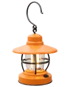 Orange LED campinglanterne med bred top, gennemsigtig cylinderformet krop, sort beskyttelsesbur, ophængskrog og tænd/sluk-knap i bunden. Velegnet til udendørs brug.