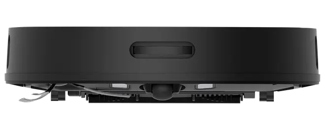 Sort robotstøvsuger med lav profil, frontsensor, synlig sidebørste og centralt hjul under bunden. Velegnet til rengøring af hårde gulve og tæpper, moderne og stilrent design.