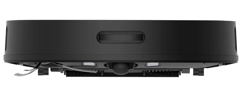 Sort robotstøvsuger med lav profil, frontsensor, synlig sidebørste og centralt hjul under bunden. Velegnet til rengøring af hårde gulve og tæpper, moderne og stilrent design.