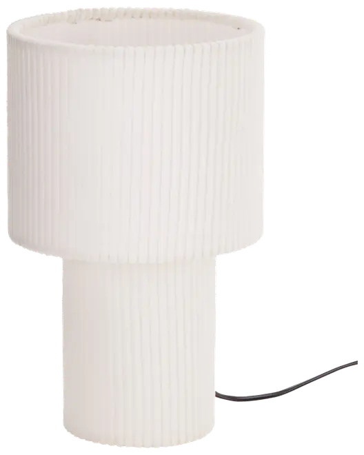 Moderne hvid bordlampe med cylindrisk base og skærm, begge med lodret rillet tekstur. Synlig ledning. Minimalistisk design, ideel til moderne indretning.