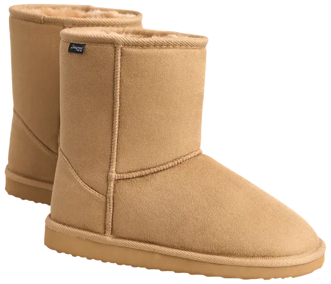 Par lysebrune ruskinds vinterstøvler med mellemhøjt skaft, rund tå, flad gummisål og synlige syninger. Blødt, plysset for indvendigt for varme og komfort.